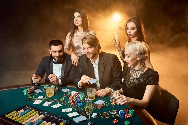 Kartu fitur qqslot777 bernuansa cyan
